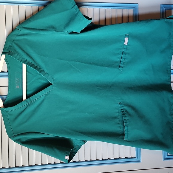 FIGS Green Scrub Top - Picture 2 of 13